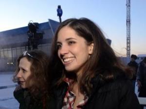 Nadja Tolokonnikova, in compagnia di Maria Alekhina, il 24 dicembre 2013 all'aeroporto di Krasnoïarsk