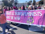 foto striscione femministe e transfemministe contro la guerra