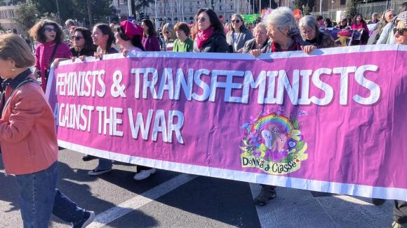 foto striscione femministe e transfemministe contro la guerra